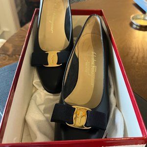 Salvatore Ferragamo, Navy blue leather "Vara" shoes